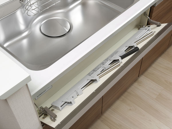 Kitchen.  [Sink before kitchen knife feed (with child lock)] To retrieve the knife without bend down, It is possible to change the direction in accordance with the dominant hand. It is safe with child lock.