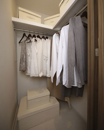 Receipt.  [Walk-in closet] It is taken out of the clothes smooth a "walk-in closet.", Adopted in all houses.