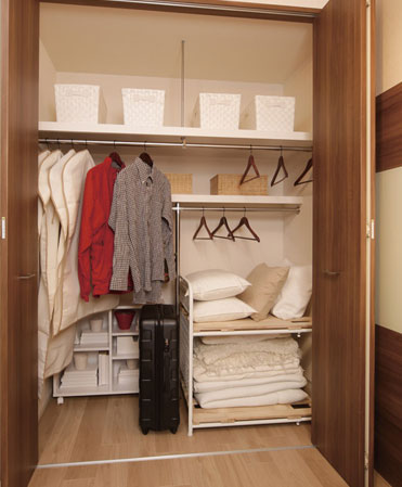 Receipt.  [Closet-type storage] With depth "closet-type storage" is such as futon for customers, Also active in large-scale storage.