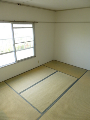 Living and room. Help to ventilation lighting, It is a Japanese-style room with a window ☆