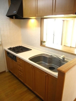 Kitchen. 3-neck gas stove ・ Counter system kitchen with grill