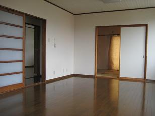 Living and room. There are about 15 tatami mats