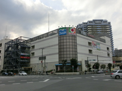 Supermarket. Izumiya to (super) 560m