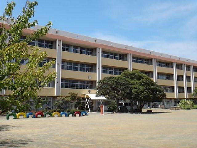 Primary school. Makuharinishi is the way of the peace of mind to 550m children to elementary school