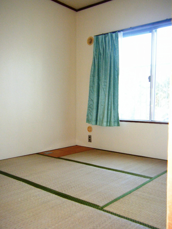 Other. The north side of the Japanese-style room also bathed in light.