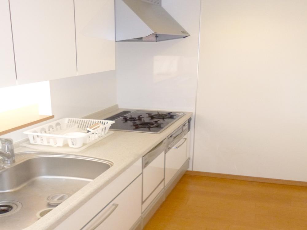 Kitchen. The kitchen is face-to-face kitchen with bright counter, Dish washing and drying machine ・ We support the wife of housework such as disposer! (H25.12 shooting)