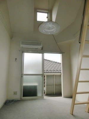 Living and room. Ceiling is also a higher feeling of opening Western-style.