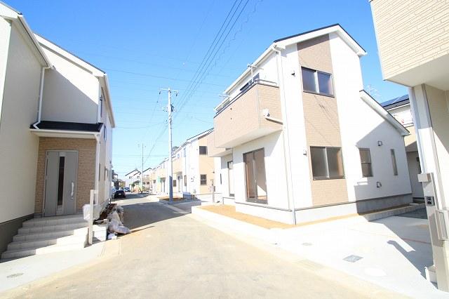 Local photos, including front road. Local (11 May 2013) Shooting