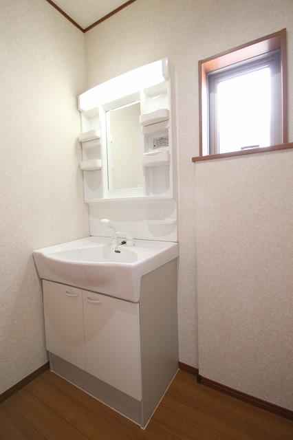 Wash basin, toilet. (Wash basin) all building common