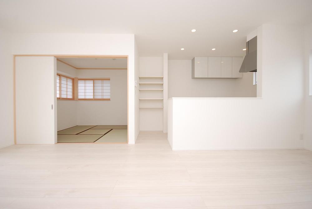 Living. Pure white living space of 8 Building. Japanese-style room with a bay window that is adjacent to the living room, we have a soothing space production.