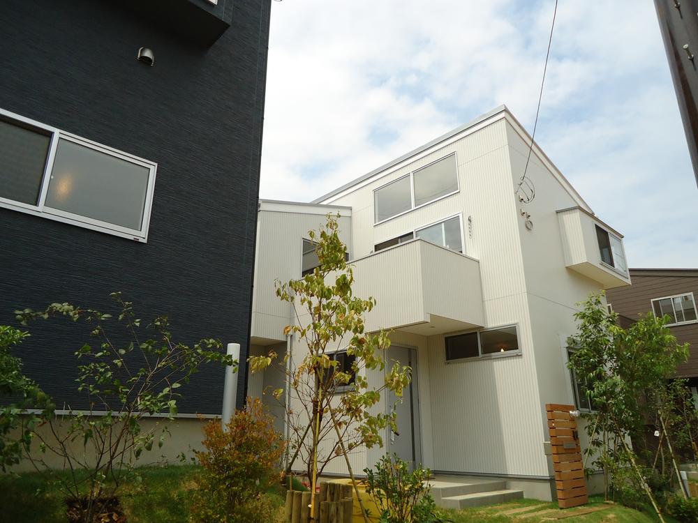 Local appearance photo. It is lined with simple modern building, The only subdivision is the appearance, such as a different space.