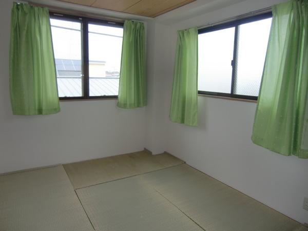 Other room space. Windows on two sides there is a bright room in the corner room