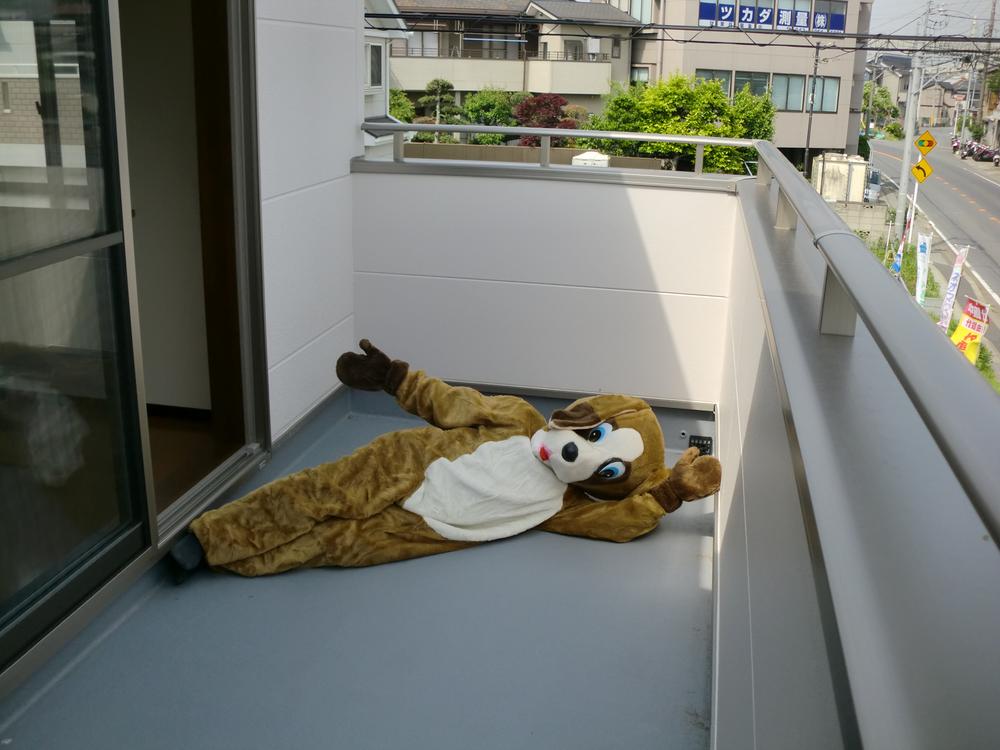 Balcony. Okay lying! ! Is the width of the room take a look at all means ~