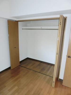 Receipt. Wide closet. There is also a closet in the Japanese-style room.