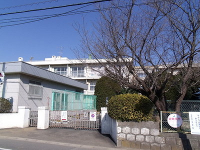 Primary school. Wakamatsu until the elementary school (elementary school) 910m