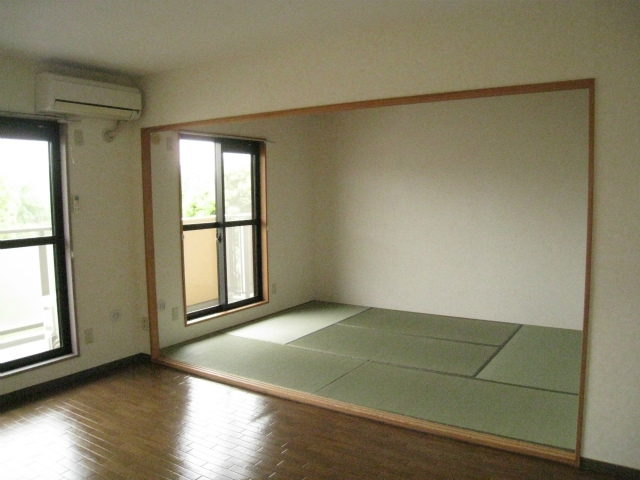 Other room space. Comfortable intimate Japanese-style room (you remove the sliding door for the shooting)