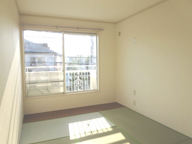Other room space. Facing the Japanese-style room 6 quires balcony