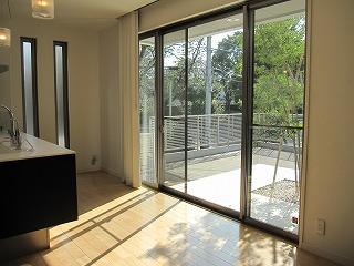 Kitchen. Dining open-minded large windows ・ It had warned pleasant wind and light.