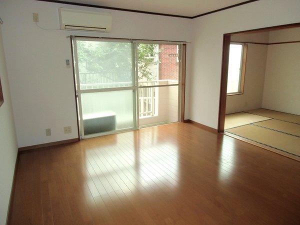 Other room space. Spacious space by removing the partition of the Japanese-style room!