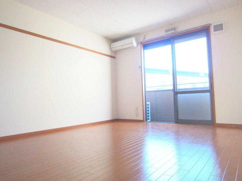 Living and room. Sunny bright room ・ On-site car park Yes