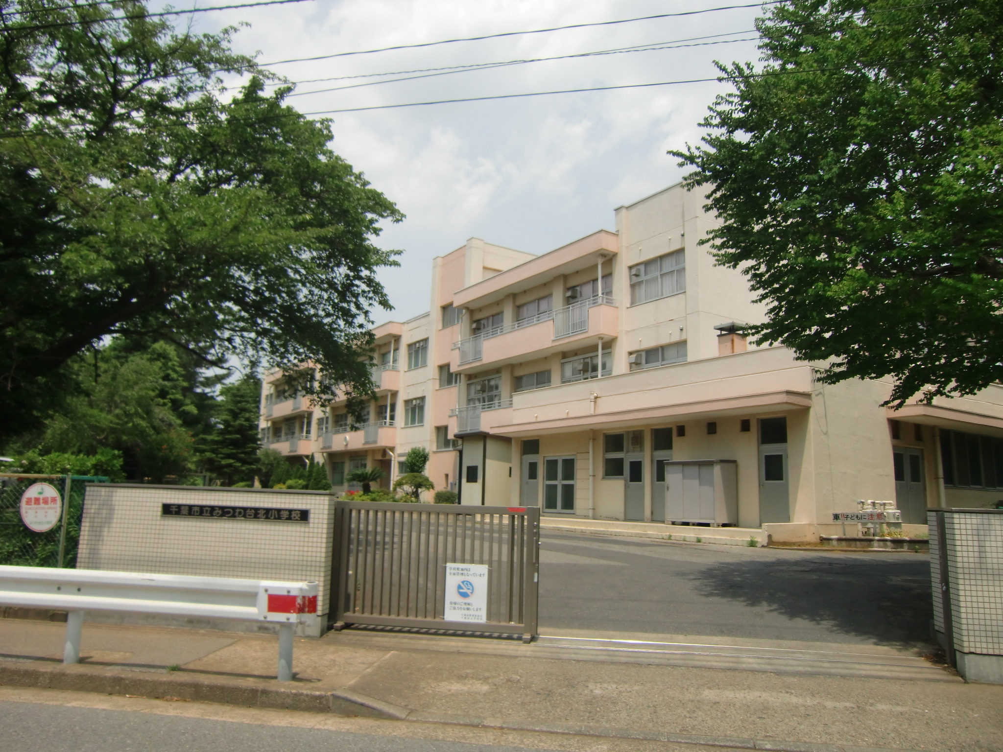 Primary school. 810m until the Chiba Municipal Mitsuwadai north elementary school (elementary school)