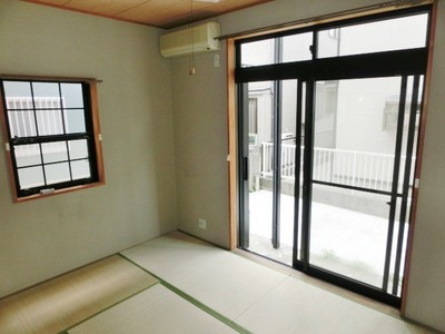 Living and room. Bright Japanese-style room in the two-sided lighting.