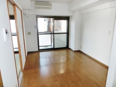 Living and room. Bright flooring clad Western-style