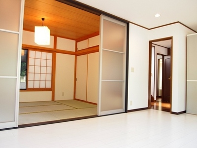 Living and room. living ・ Japanese-style, You can use spacious by opening the door.
