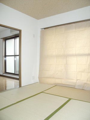 Other room space. Japanese-style room to relax in the living room More