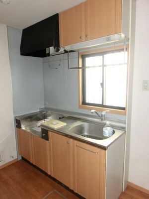 Kitchen. Two-burner gas stove can be installed