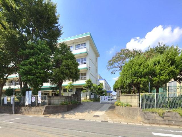 Junior high school. 1120m to the Chiba Municipal Wakamatsu junior high school