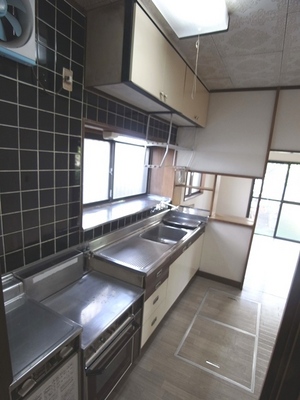 Kitchen. Since the window before sink, Not muffled smell made ventilation. 