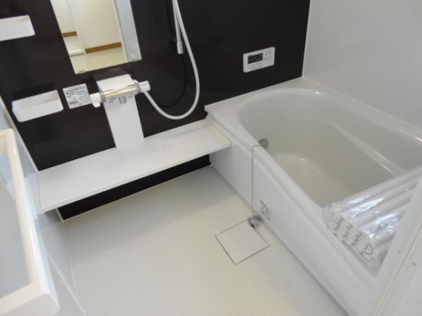Bathroom. Please heal the fatigue of the day in the new Bathing