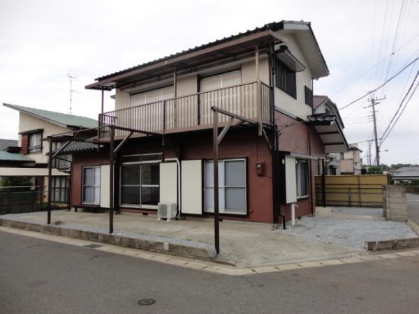 Local appearance photo. It has a feeling of opening because the corner lot of