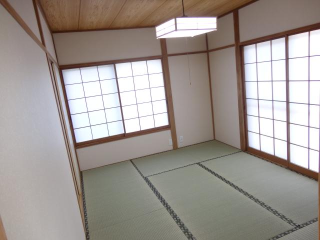 Non-living room. First floor east side Japanese-style room (6 mats) Tatamigae ・ It was instead stuck Cross