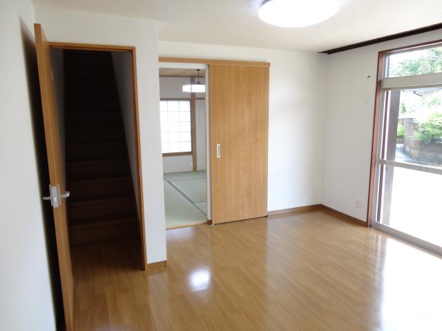Non-living room. 1 Kaiyoshitsu (5 Pledge) flooring Chokawa ・ It was instead stuck Cross