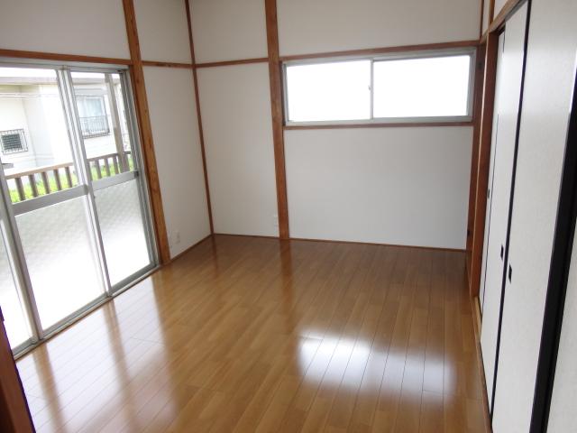 Non-living room. 2 is Kaiyoshitsu (6 quires)