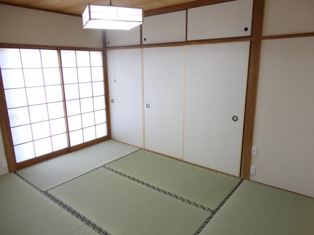 Non-living room. First floor south side Japanese-style room (6 mats)