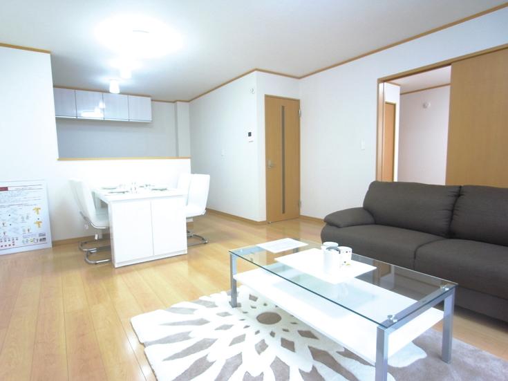 Same specifications photos (living). (Building 2) same specification