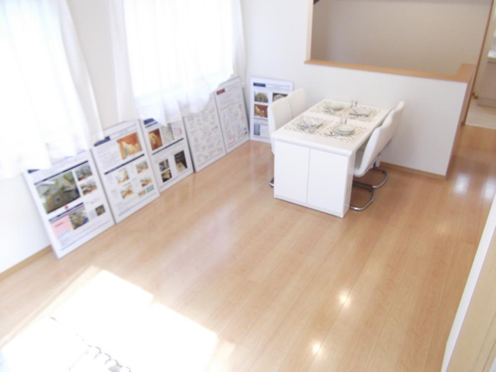 Same specifications photos (living). (Building 2) same specification