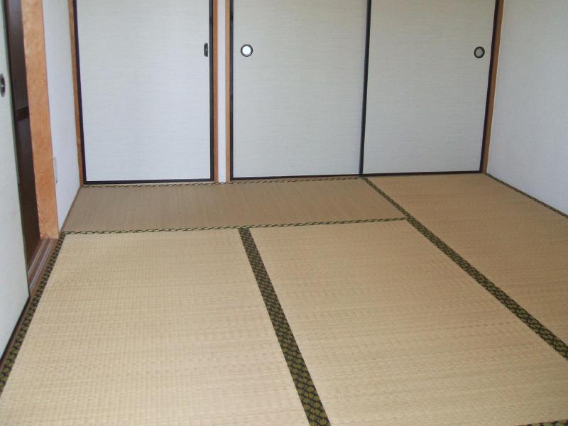 Other room space. Beautiful tatami glad Japanese-style room 6 quires Housed plenty of wall-to-wall