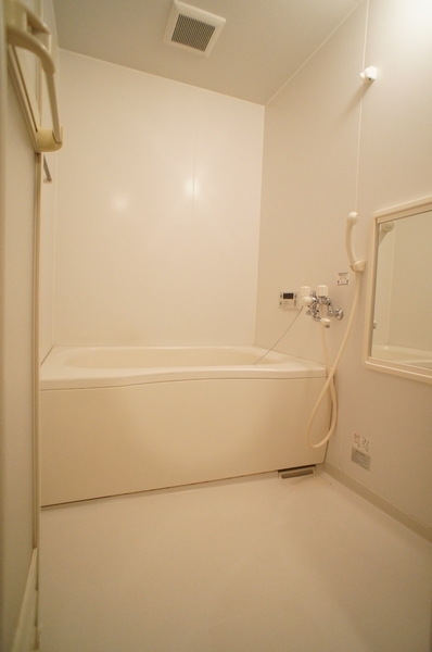 Bath. Photo: 103, Room