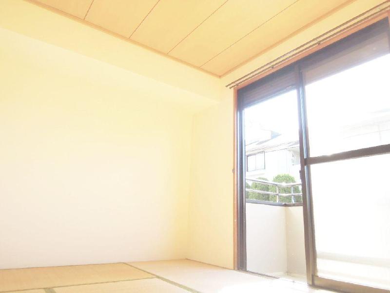 Other room space. Japanese-style room 6 quires It is also warm sunshine on a beautiful tatami