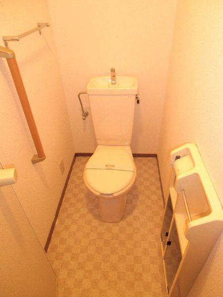 Toilet. Spread ・ Toilet with a handrail