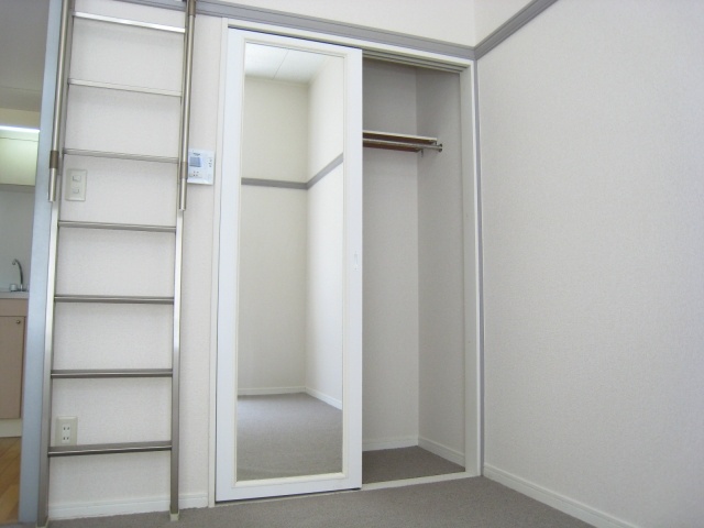 Receipt. closet ・ It is with a mirror