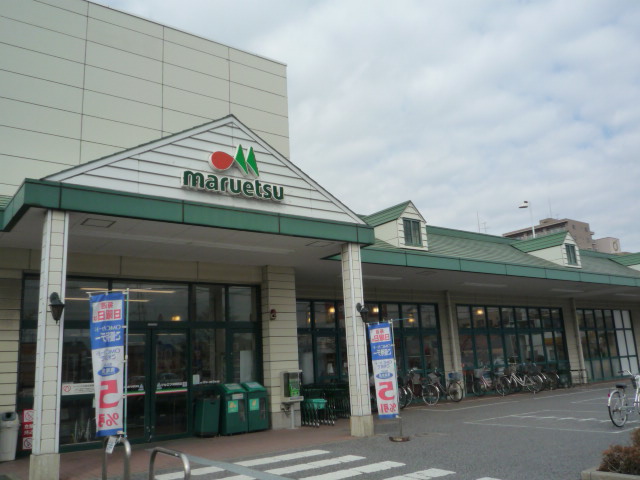 Supermarket. Maruetsu to (super) 130m