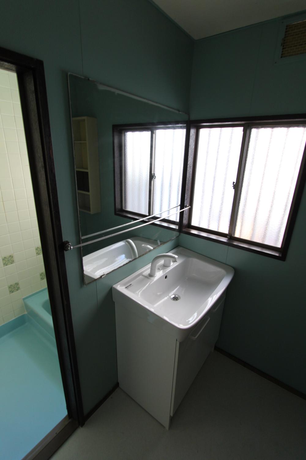 Wash basin, toilet