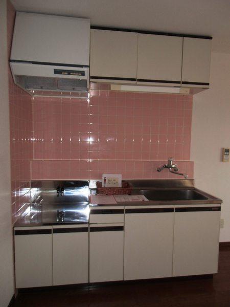 Kitchen. Pink tile is cute