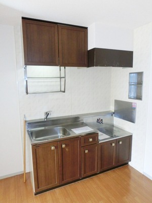 Kitchen. Two-burner gas stove can be installed