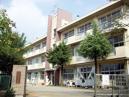 Junior high school. 2200m to the Chiba Municipal Chishirodainishi junior high school